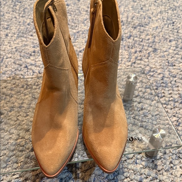 Vince Camuto Shoes - NWOT Vince Camuto suede Salintino bootie